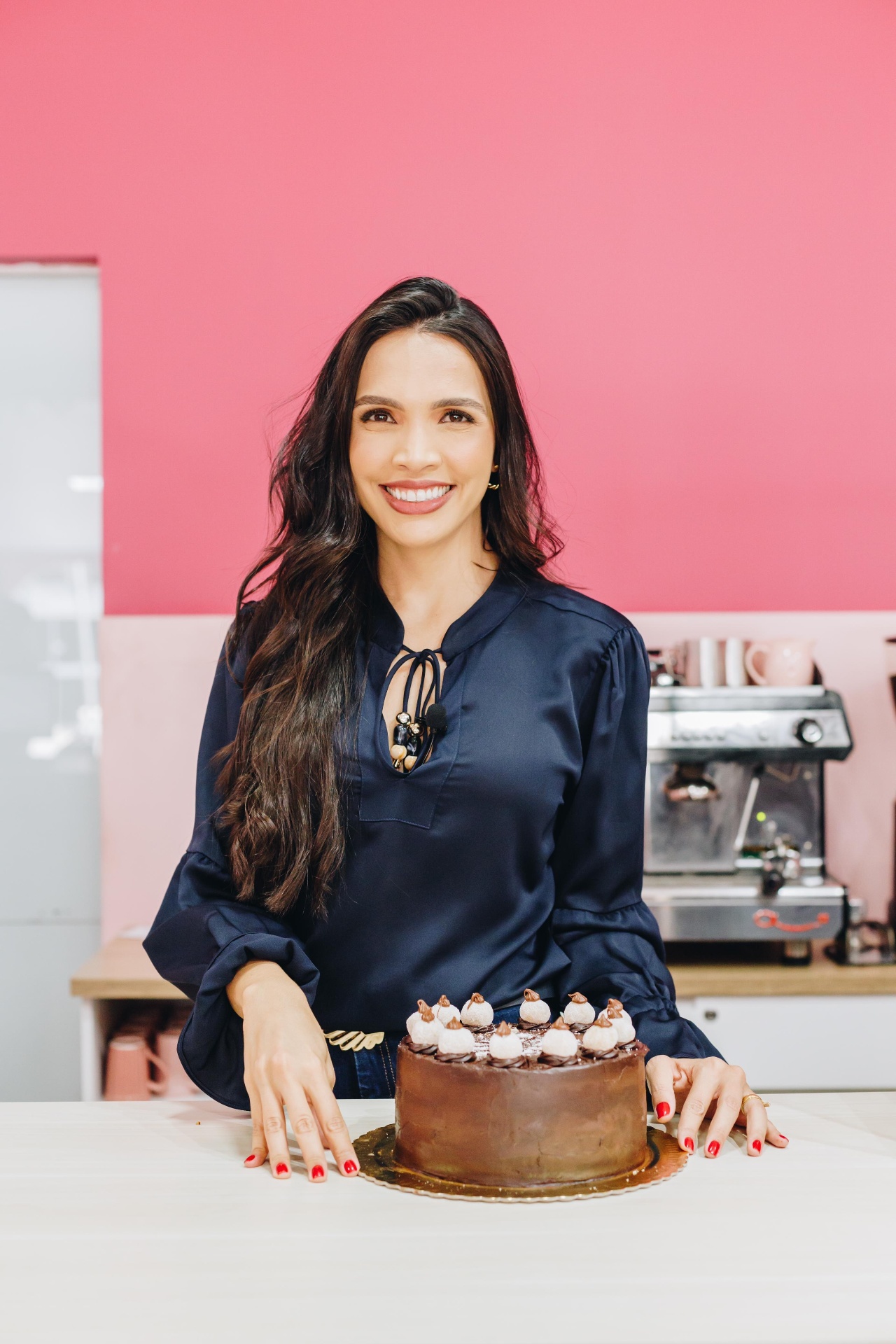 Bruna Fernandes, CEO da Escola VIZE, com bolo de chocolate
